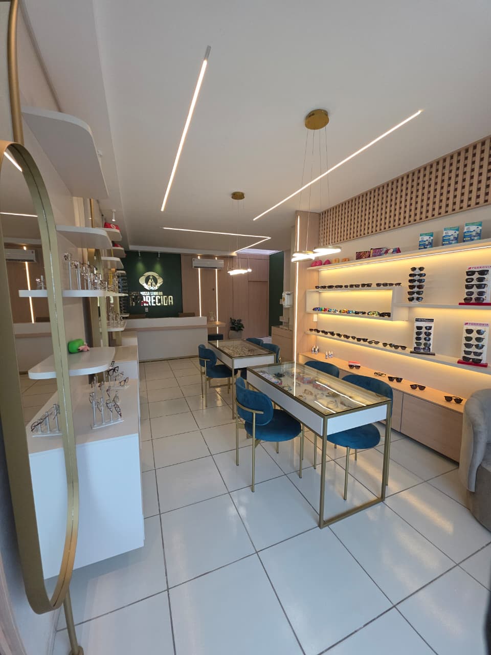 Interior da optica em Lavras da Mangabeira com ambiente moderno e acolhedor